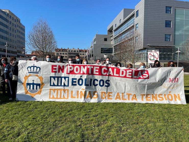 Protesta contra os eólicos ante a Delegación da Xunta de Pontevedra.. CONCELLO DE PONTE CALDELAS / Europa Press