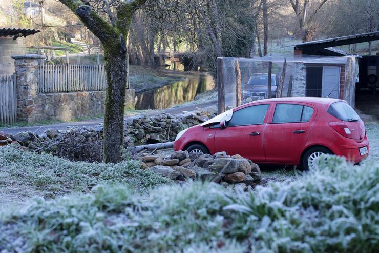 Detalle sobre unha folla e céspede xeados no Parque Dous Condes onde a súa lagoa se conxelou polas baixas temperaturas en Monforte de Lemos, a 26 de xaneiro de 2022, en Lugo, Galicia (España). A lagoa amenceu conxelada o pasado luns 24 de xaneiro, a. Carlos Castro - Europa Press / Europa Press