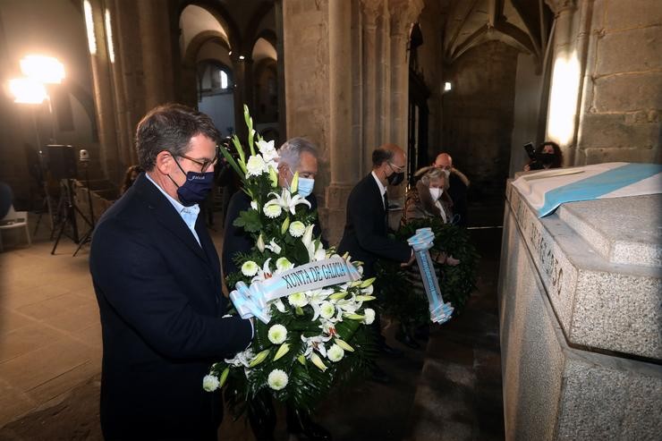 O presidente da Xunta, Alberto Núñez Feijóo, e o titular do Parlamento galego, Miguel Anxo Santalices, nunha ofrenda floral a Castelao.. XUNTA 