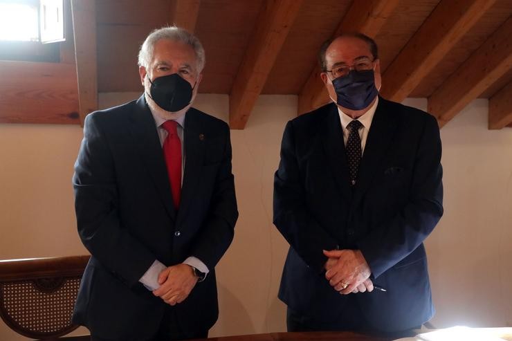 O presidente do Parlamento de Galicia, Miguel Anxo Santalices, e o presidente de Afundación, Miguel Anxo Escotet Álvarez, tras asinar un protocolo de cooperación entre ambas as entidades.. PEPE FERRÍN 