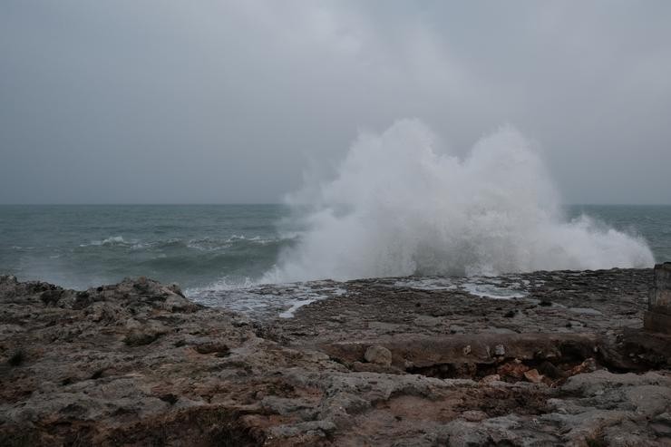 Arquivo - Grandes ondas na costa en Mallorca (España) a 22 de xaneiro de 2020. Isaac Buj - Europa Press - Arquivo 