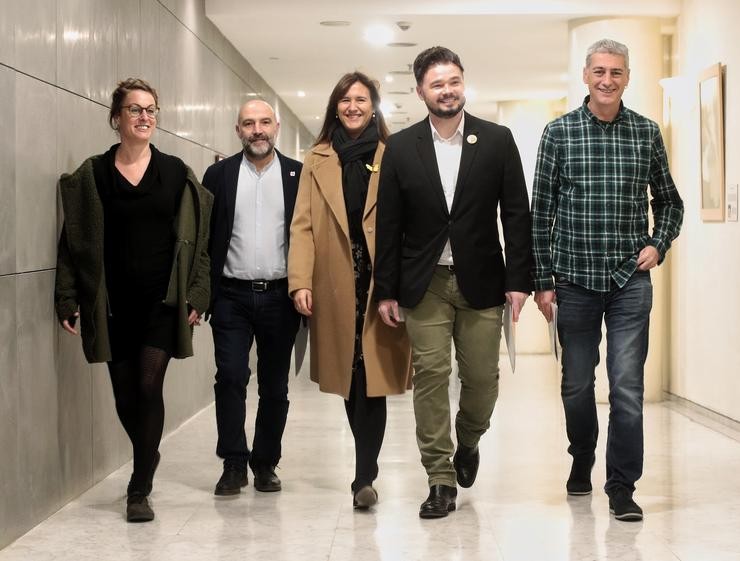 Arquivo - (I-D) A deputada da CUP, Mireia Vehí; o deputado do BNG, Néstor Rego; a portavoz de Junst per Catalunya, Laura Borràs; o portavoz adxunto de ERC, Gabriel Rufián; e o deputado de EH Bildu, Oskar Matute, diríxense a ler un manifesto co. Eduardo Parra - Europa Press - Arquivo 