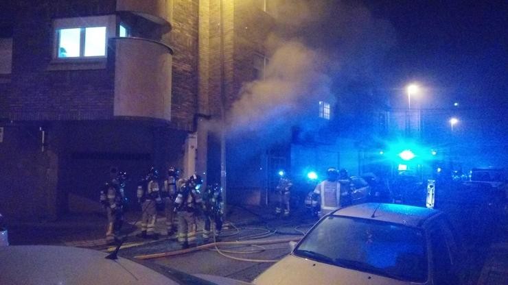 Bombeiros interveñen nun incendio dun edificio / POLICÍA LOCAL DE VIGO