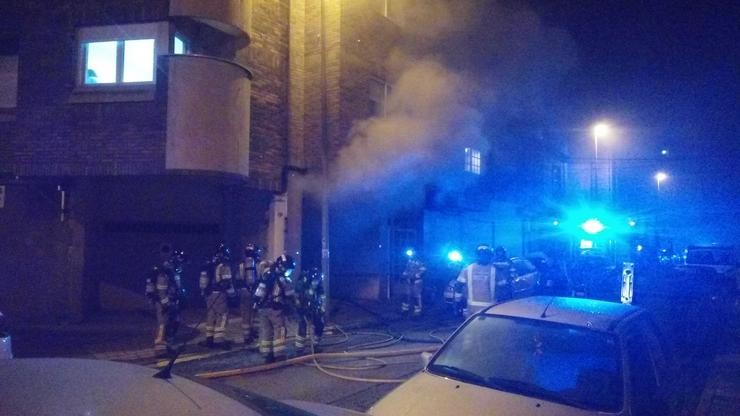 Bombeiros interveñen nun incendio dun edificio 