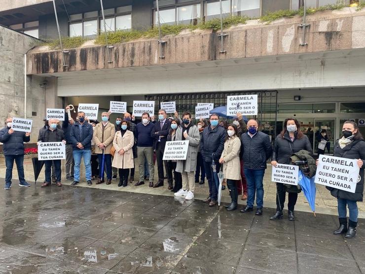 Deputados provinciais do PP concentrados ante o Concello de Vigo, coincidindo coa celebración do pleno extraordinario sobre a sentenza que condena a un funcionario polo 