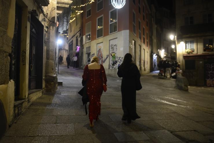 Varias persoas camiñan por unha vía de Ourense durante a noite de Fin de Ano. Rosa Veiga - Europa Press 