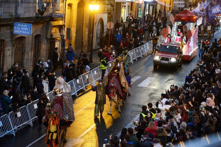 Os tres Reis Magos subidos en dromedarios na cabalgata de Ourense 