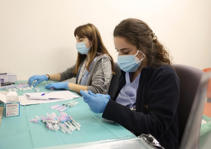 Dúas enfermeiras preparan unha vacina contra o Covid-19, no Hospital Infanta Sofía, a 30 de decembro de 2021, en San Sebastián de los Reyes, Madrid, (España).. Eduardo Parra - Europa Press 