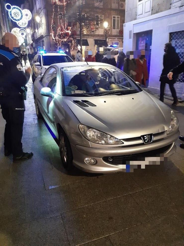 Vehículo interceptado nunha zona peonil da rúa San Pedro de Lugo.. POLICÍA LOCAL DE LUGO / Europa Press