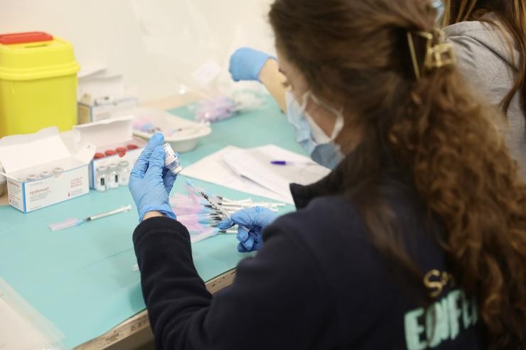 Unha enfermeira prepara unha vacina contra o Covid-19, no Hospital Infanta Sofía, a 30 de decembro de 2021, en San Sebastián de los Reyes, Madrid, (España).. Eduardo Parra - Europa Press 