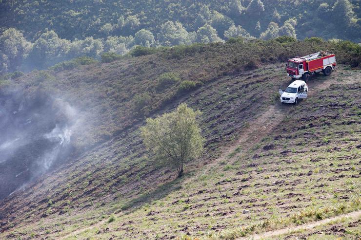 Arquivo - Un camión de bombeiros nun incendio forestal na parroquia de Cubilledo, no municipio de Baleira, comarca da Fonsagrada, a 18 de agosto de 2021, en Lugo, Galicia (España). Segundo a Conselleria de Medio Rural, o incendio calcinou cin. Carlos Castro - Europa Press - Arquivo / Europa Press