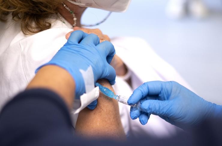 Unha muller recibe a vacina contra a gripe / Alberto Ortega - Europa Press - Arquivo.