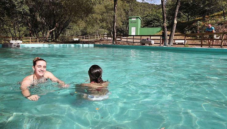 Zona de baño e lecer constriuída pola comunidade de Couso.