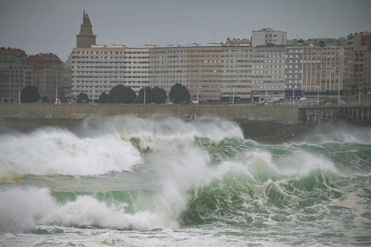 Forte ondada nas praias da Coruña este sábado, 8 de xaneiro de 2022.. M. DYLAN / Europa Press