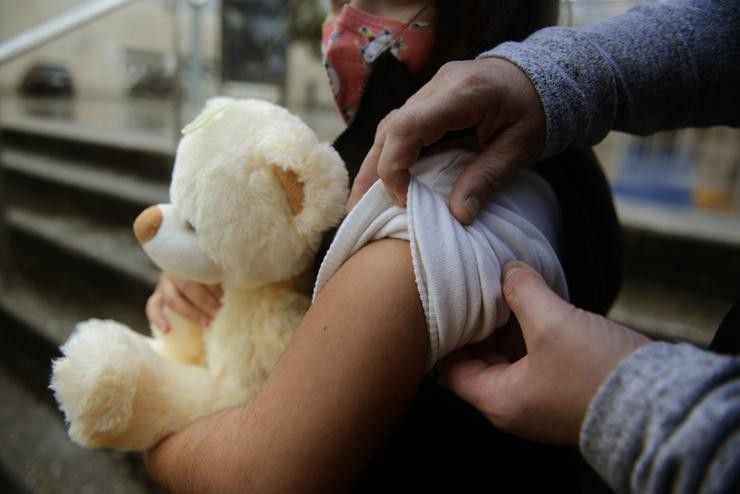 Unha nena prepárase para ser vacinada, o día no que renovaron o proceso de vacinación infantil, no recinto feiral de Expourense, a 4 de xaneiro de 2022, en Ourense. Rosa Veiga - Europa Press / Europa Press