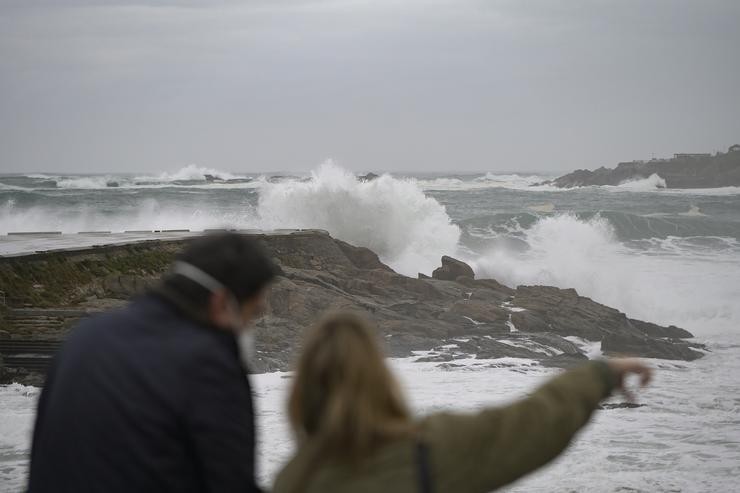 Dúas persoas observan a forte ondada na costa na Coruña, a 8 de xaneiro de 2022, na Coruña. M. Dylan - Europa Press / Europa Press