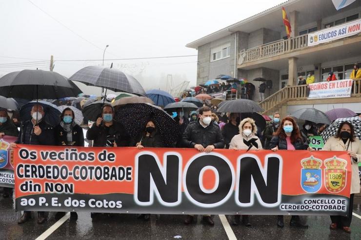 O alcalde de Cerdedo-Cotobade (Pontevedra), Jorge Cubela, encabeza unha protesta contra o proxecto eólico de Vos Cotos.. CONCELLO DE CERDEDO-COTOBADE 