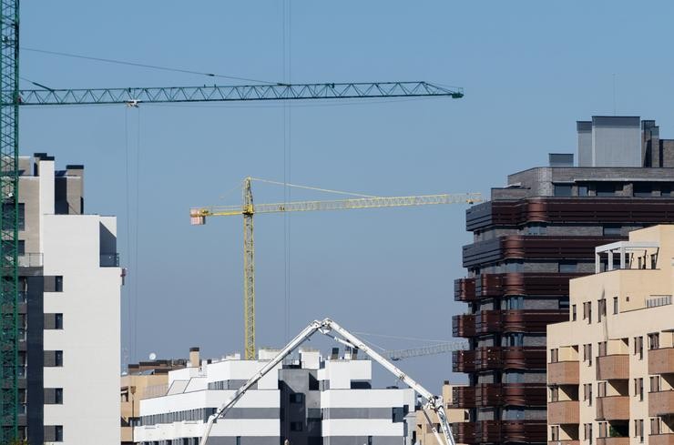 Arquivo - Guindastres nunha zona de construción de edificios, a 27 de outubro de 2021, en Madrid, (España). O sector da vivenda atópase no punto de mira por estar a sufrir en moi pouco tempo numerosos cambios. Un deles é a proposta do Go. Alberto Ortega - Europa Press - Arquivo 