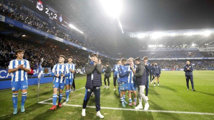 Os xogadores do Depor dando á volta de honra aplaudindo aos afeccionados despois de quedar eliminados na quenda de penaltis