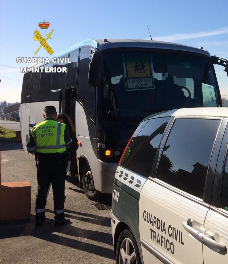 Control da Garda Civil a un autobús escolar en Ordes (A Coruña).. GARDA CIVIL A Coruña 