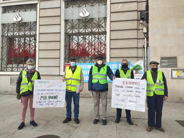Membros de 'Movemento Galego pola Defensa dás Pensiónsde dous Servizos Públicos, concentrados este xoves na Coruña 