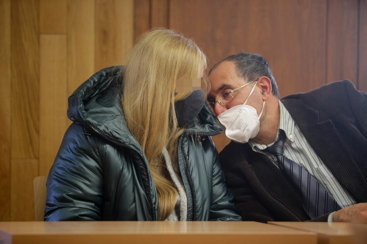 A acusada do asasinato da nena Desirée Leal fala co seu avogado durante unha sesión do xuízo.. Carlos Castro - Europa Press / Europa Press