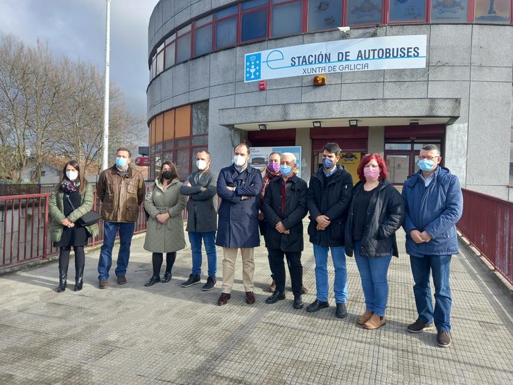 O portavoz do PSdeG no Parlamento galego, Luís Álvarez, xunto ao secretario provincial na Coruña, Bernardo Álvarez, e outros responsables do partido ante a estación de autobuses de Ferrol. PSDEG 