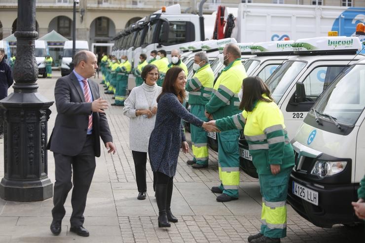 A alcaldesa da Coruña, saudando a unha traballadora do servizo de limpeza. ANDY PÉREZ / CONCELLO