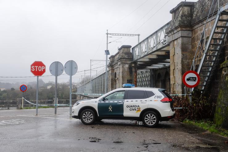 Arquivo - Un vehículo da Garda Civil na fronteira da Ponte Internacional Tui-Valença cortada ao paso, en Pontevedra, Galicia, a 31 de xaneiro de 2021. Os controis entraron en vigor a pasada madrugada ata o 10 de febreiro na fronteira interio. Marta Vázquez Rodríguez - Europa Press - Arquivo 