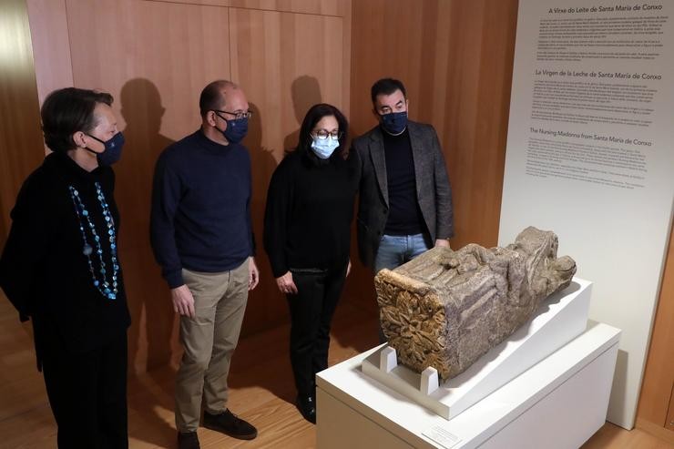 O conselleiro de Cultura, Educación e Universidade, Román Rodríguez, visita a estatua da Virxe do Leite no Museo dás Peregrinacións de Santiago de Compostela xunto á súa directora, Esperanza Gigirey.. XUNTA / Europa Press