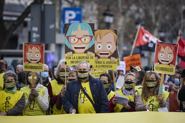 Varias persoas con pancartas que rezan 'Pola liberdade de información' participan nunha manifestación contra a lei mordaza, a 13 de febreiro de 2022, en Madrid (España).. Jesús Hellín - Europa Press 