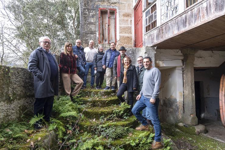 Visita da futura Casa do Pai Miño na parroquia de Puga (Toén)  do presidente da Deputación, Manuel Baltar, do alcalde, Ricardo Goméz: a concelleira  Julia Vispo; e o presidente da Comunidade de Montes de Puga, Serafín Rodrígez Domínguez. ALBERTE PAZ / Europa Press