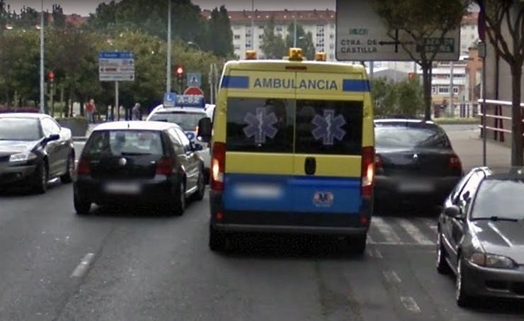 Ambulancia na avenida da Paz de Ferrol 