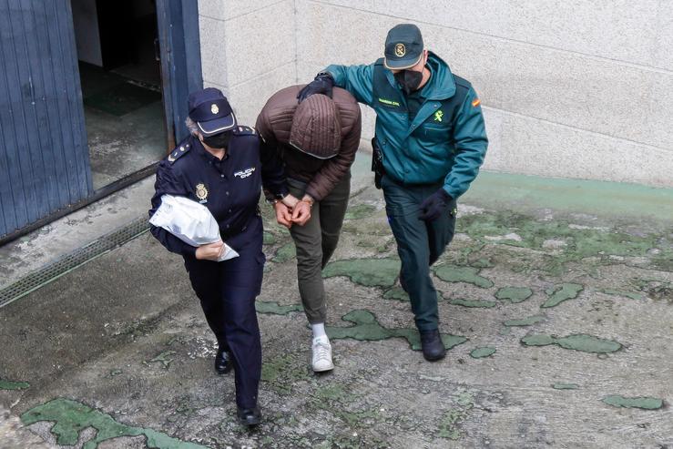 Un axente de Policía Nacional e outro da Garda Civil, levan a un dos dous detidos pola brutal malleira a dous mozos / Marta Vázquez Rodríguez - Europa Press