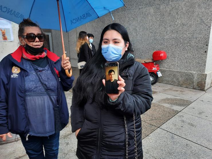 Muller dun dos desaparecidos no naufraxio do pesqueiro galego en Canadá. Mostra a foto do seu marido, Edwin.. PEDRO DAVILA-EUROPA PRESS