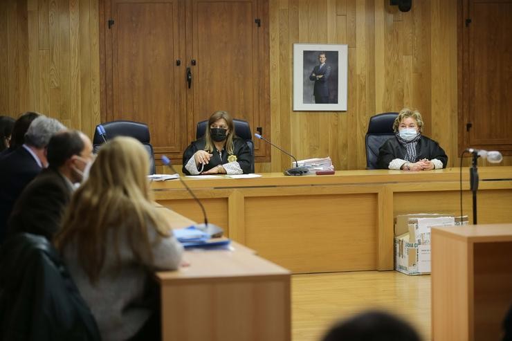 A presunta asasina da súa filla Desirée Leal, Ana Sandamil (i), sentada na Audiencia Provincial de Lugo.. Carlos Castro - Europa Press / Europa Press
