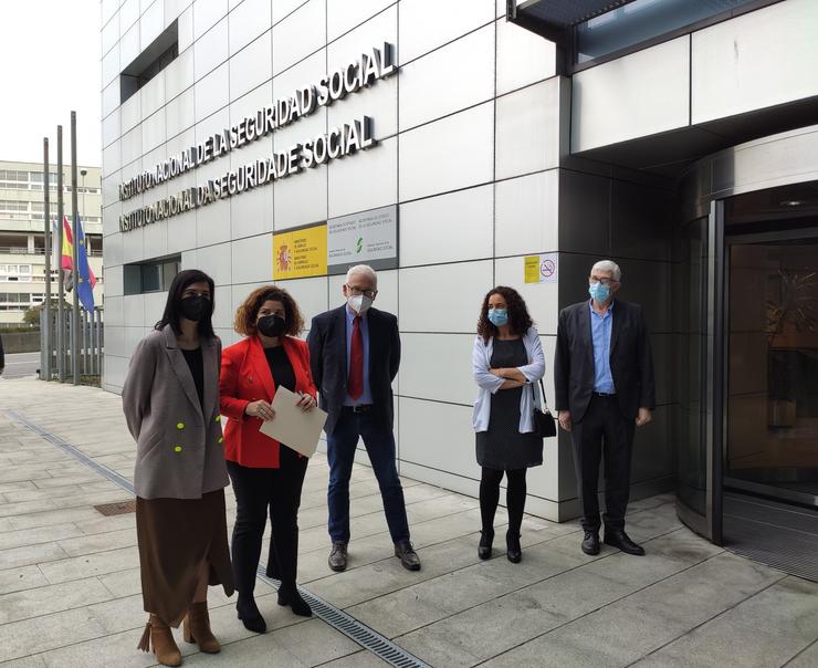 A subdelegada do Goberno na provincial da Coruña, María Rivas, acompañada da directora provincial do INSS, Eva Fernández e outros responsables da entidade. 