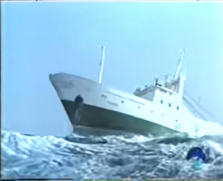 Barco faenando en Terranova no medio dunha treboada
