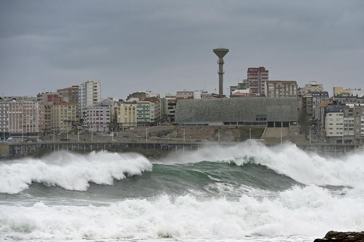 Arquivo - Fortes ventos e  ondada na Coruña.. M. Dylan - Europa Press - Arquivo 