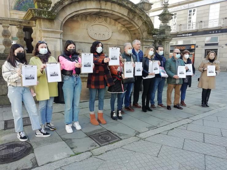 Familiares da 'Vila de Pitanxo' recollen firmas en Pontevedra para instar o Goberno a continuar coa procura dos desaparecidos no naufraxio 