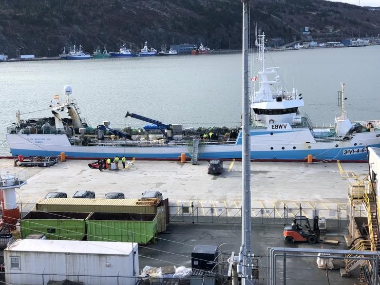 O pesqueiro español 'Praia Menduiña Dúas' á súa chegada ao Porto de San Xoán de Terranova, a 19 de febreiro de 2022, en San Juan, Terranova (Canadá). Os barcos co tres sobreviventes e o nove corpos recuperados tras o naufraxio do pesqueiro con b. PAUL DALY - Europa Press 