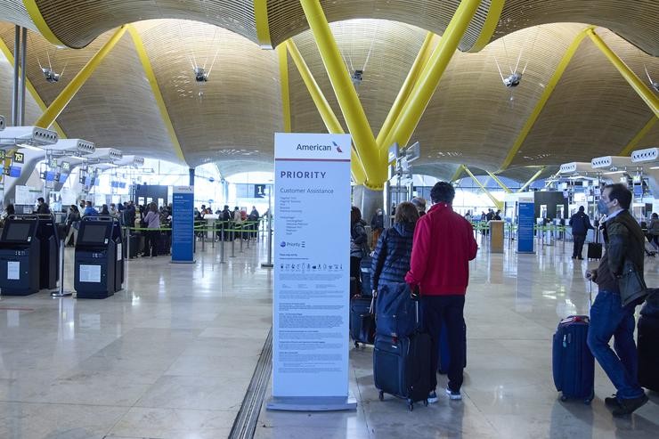 Varias persoas con maletas no aeroporto Adolfo Suárez, Madrid-Barallas, a 5 de xaneiro de 2022, en Madrid (España).. Jesús Hellín - Europa Press / Europa Press