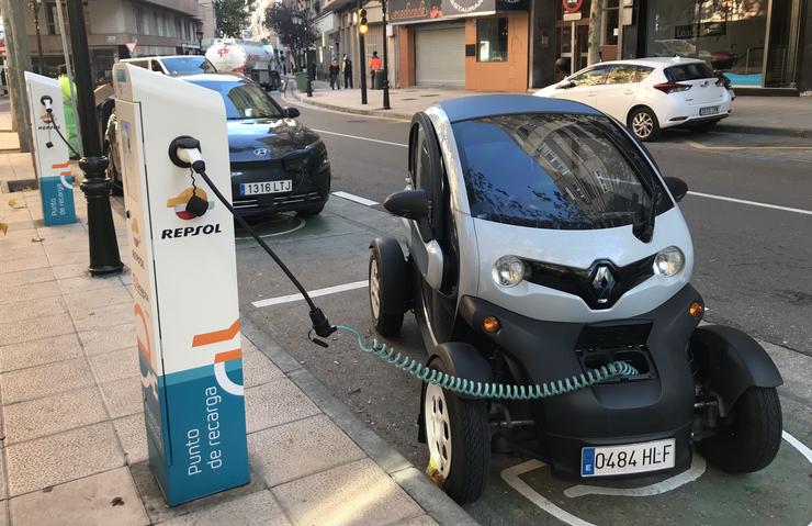 Recarga de coches eléctricos na rúa / Europa Press.