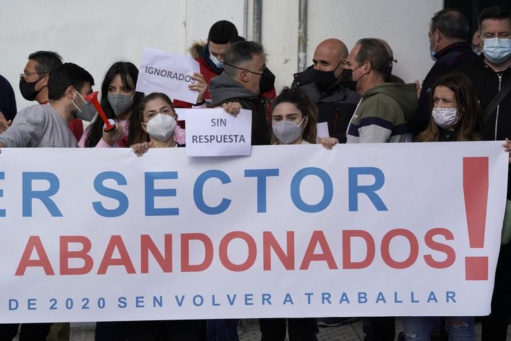 Varios traballadores do sector galego de festas e verbenas participan cunha pancarta nunha concentración, a 28 de abril de 2021, en Santiago de Compostela / Álvaro Ballesteros - Europa Press.