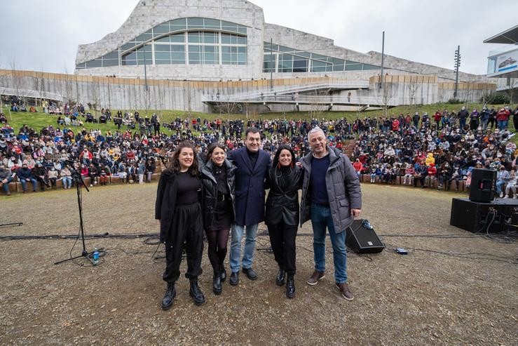 O conselleiro de Cultura, Educación e Universidade, Román Rodríguez, acompañado polo secretario xeral de Política Lingüística, Valentín García, coas Tanxugueiras. DAVID CABEZÓN @ XUNTA / Europa Press