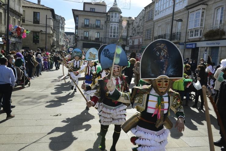 Varias persoas co traxe de cigarrón na celebración da estrea dos Cigarrones, a 20 de febreiro de 2022, en Verín, Ourense. Rosa Veiga - Europa Press 