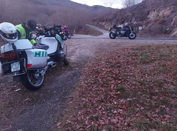 A Garda Civil interceptou dúas motocicletas a 159 e 169 quilómetros por hora nunha zona limitada a 70 km/h no municipio de Bande (Ourense).. GARDA CIVIL / Europa Press