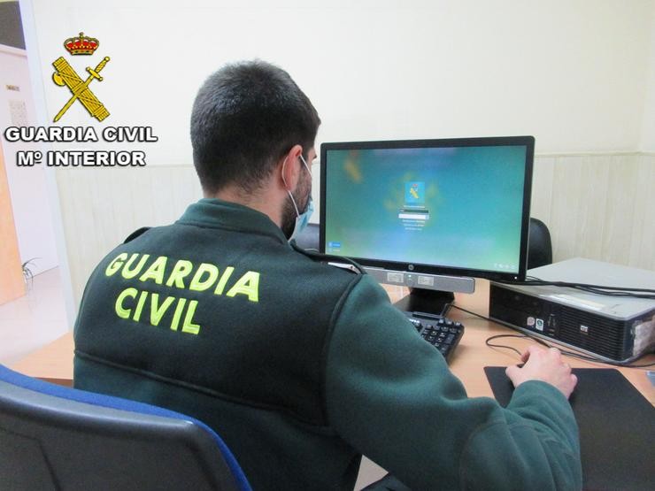 A Garda Civil nunha investigación. GARDA CIVIL