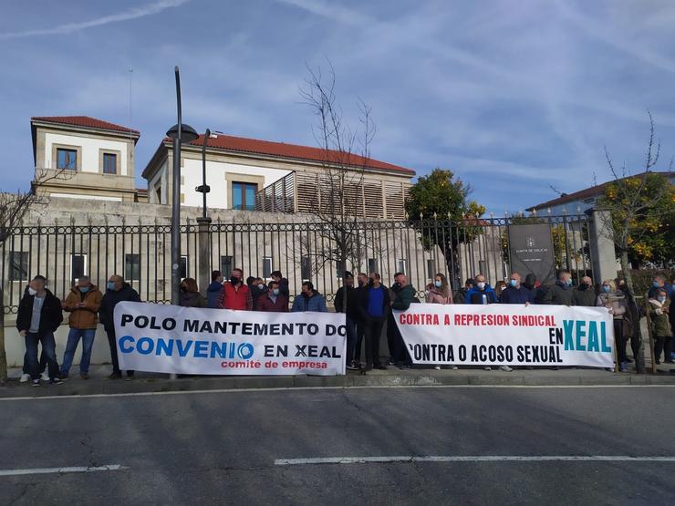 Decenas de empregados de Xeal concentráronse ante o Edificio Administrativo de San Caetano para pedir á Xunta que reverta a titularidade da factoría