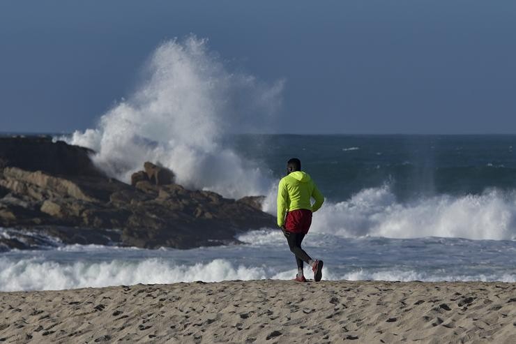 Unha persoa corre pola praia, a 21 de febreiro de 2022, na Coruña, Galicia (España). A Direccion Xeral de Emerxencias e Interior dá Vicepresidencia dá Xunta anunciou unha alerta laranxa por temporal costeiro a partir da xornada de mañá na p. M. Dylan - Europa Press